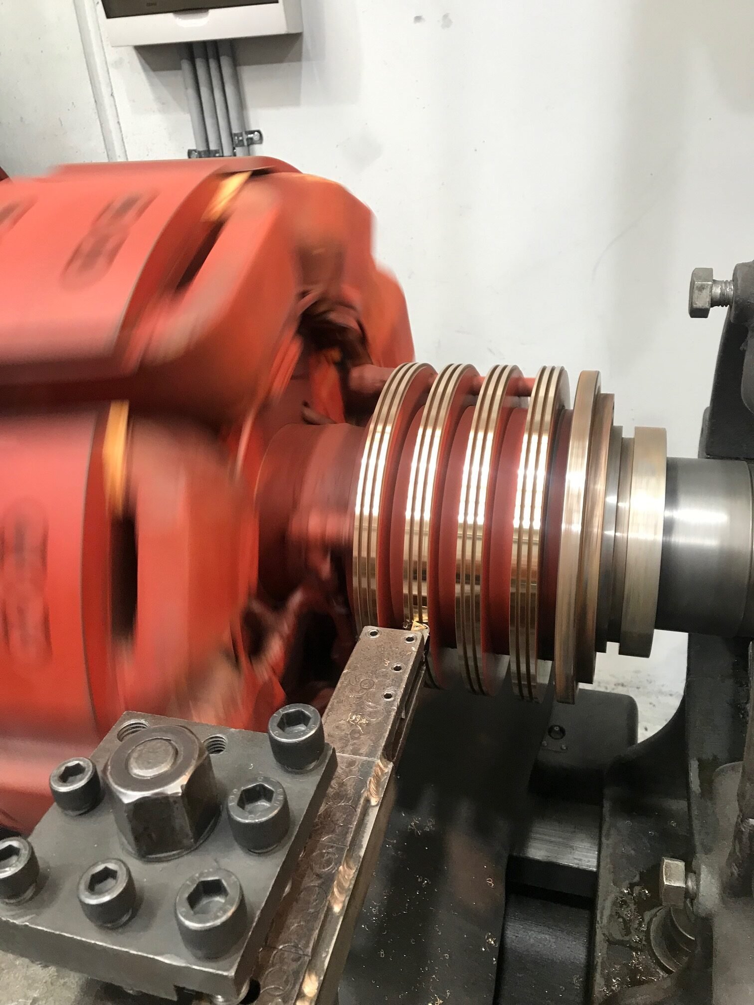 Commutator skimming on lathe