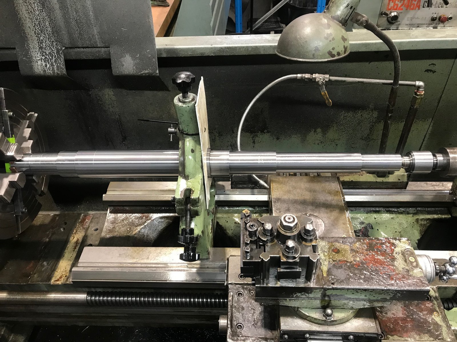 Shaft turning on lathe